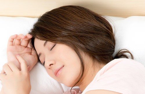 잠을 자고 있는 여성
