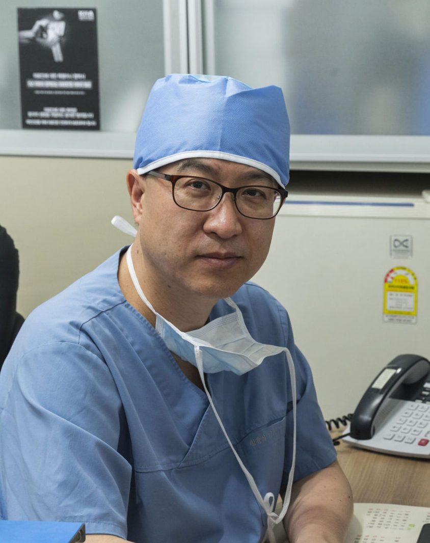 수술복과 수술모를 착용한 의료진